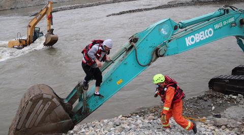 四川广汉：一人河道作业时被困 德阳消防紧急救援