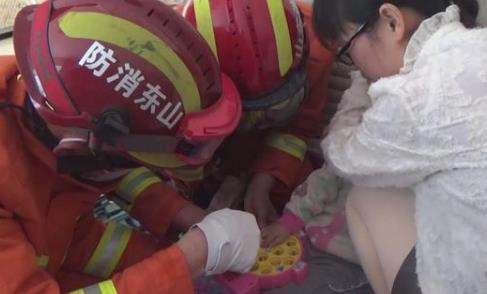 山东梁山：3岁女娃手指被玩具卡住 消防紧急救援