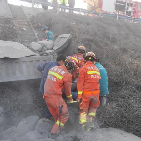 河南周口：货车高速侧翻1人被困 消防紧急救援